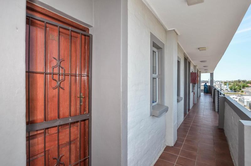 2 Bedroom Property for Sale in Uitzicht Western Cape